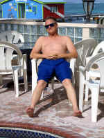 BLZ_Rick at the pool.jpg (302713 bytes)